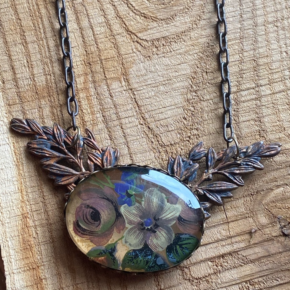 Vintage Floral Pendant Necklace with Leaf Accents - Picture 3 of 4